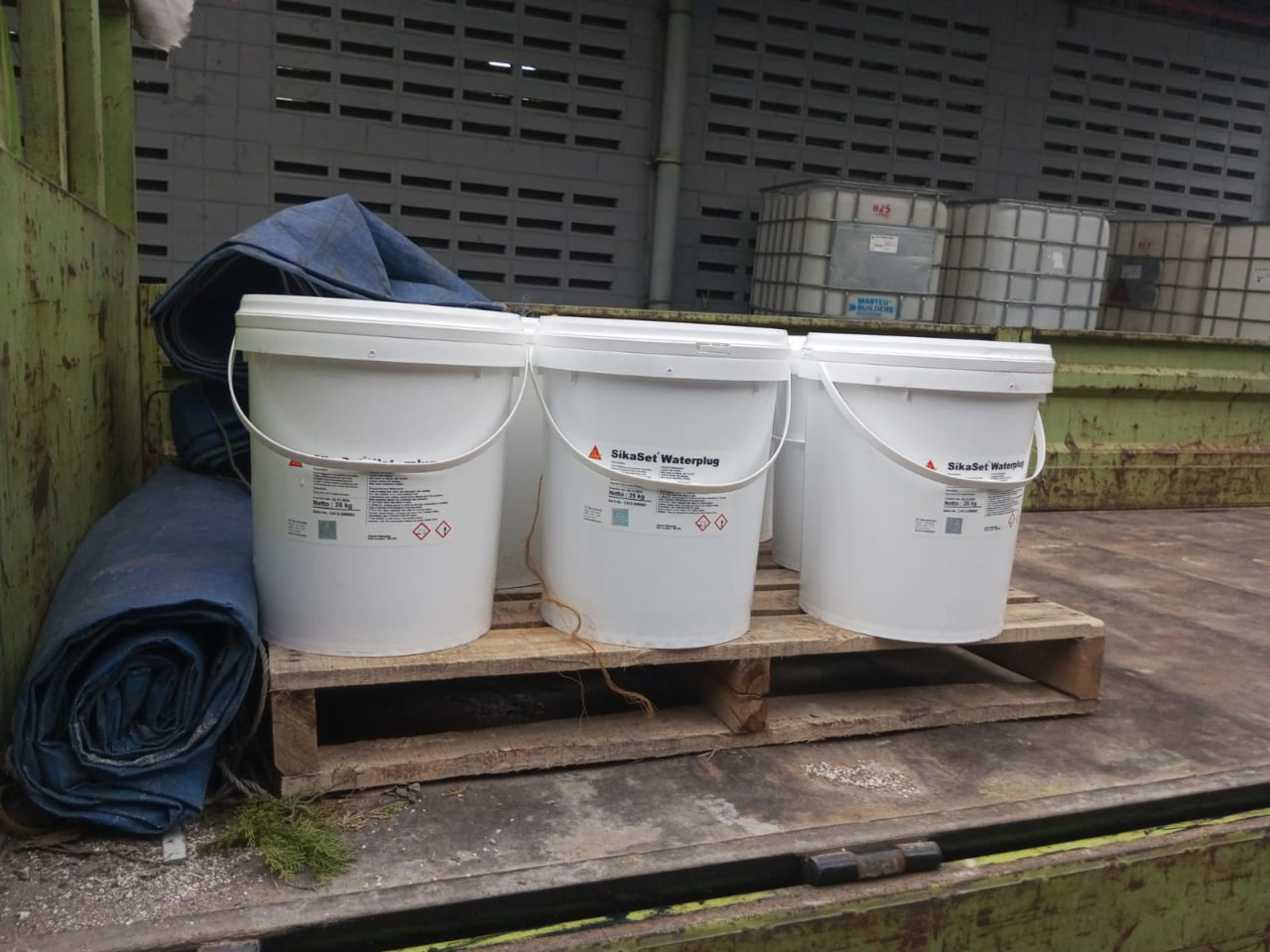 Pengiriman material Sikaset Waterplug